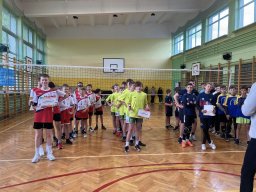 Rok szkolny 2022-2023 - 55 - Póêfinaê w mini piêce siatkowej chêopców jest NASZ!